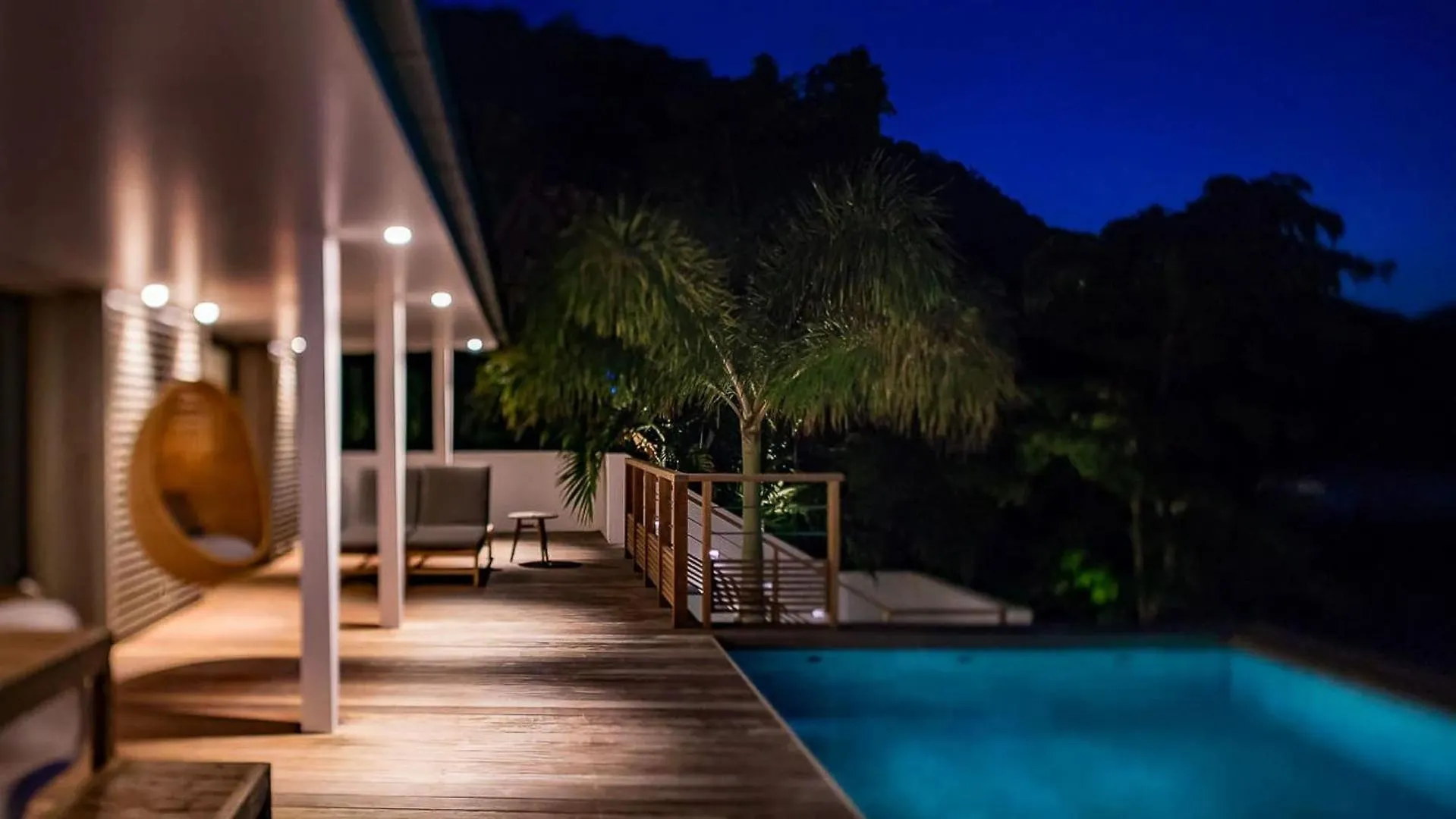 Four-Bedroom Sunset Villa with Infinity Pool Pointe Milou