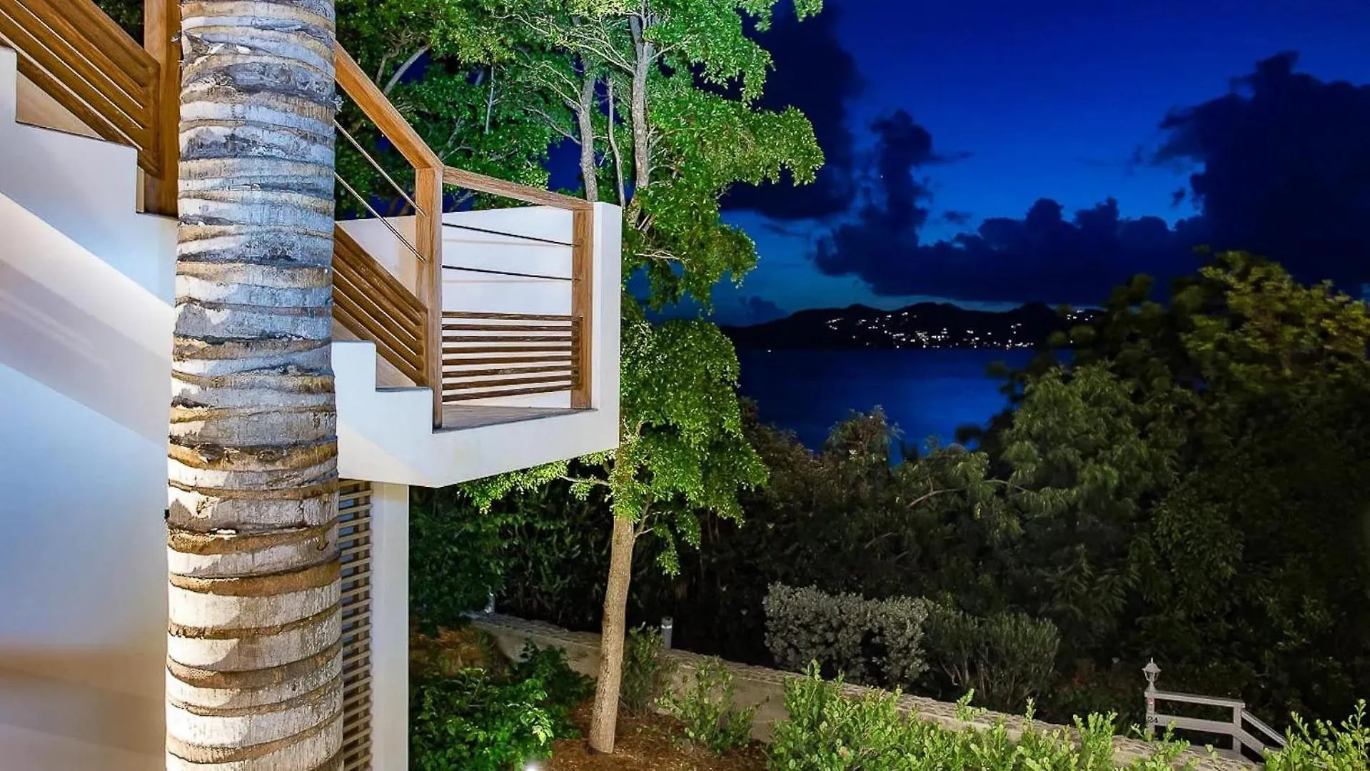 Four-Bedroom Sunset Villa with Infinity Pool Pointe Milou