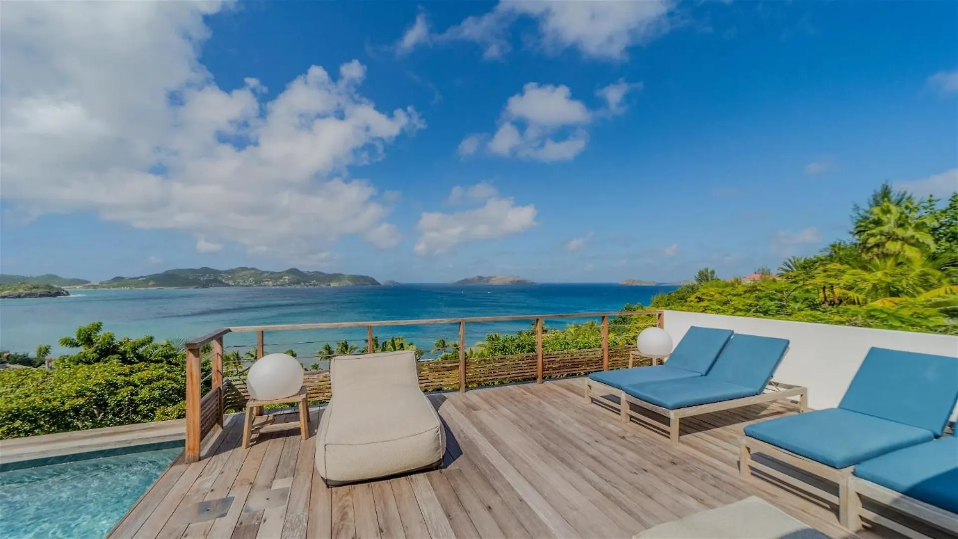 Four-Bedroom Sunset Villa with Infinity Pool Pointe Milou