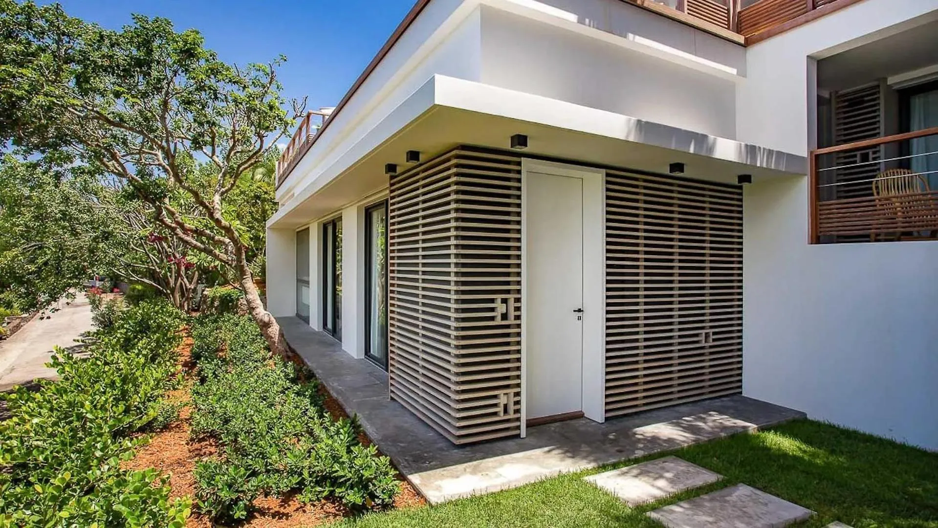 Four-Bedroom Sunset Villa with Infinity Pool Pointe Milou