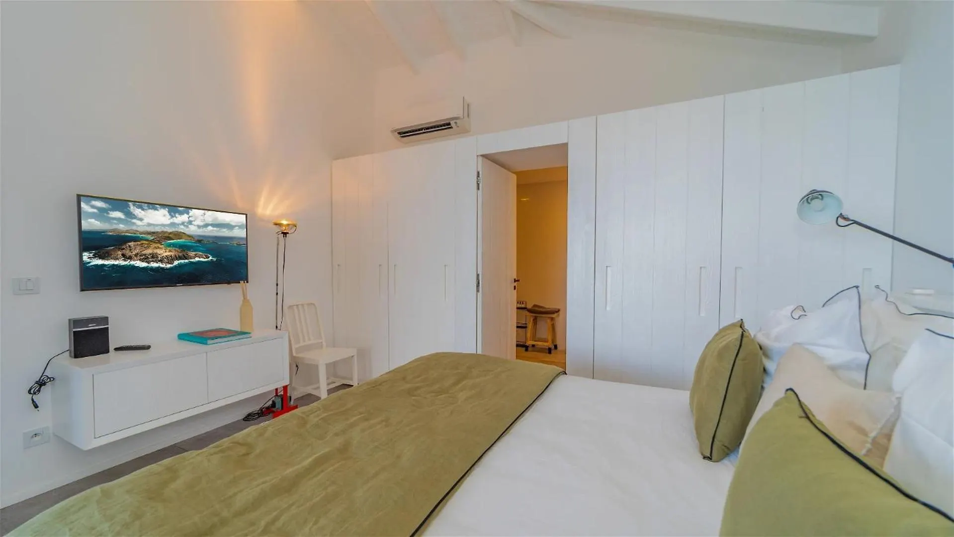 Four-Bedroom Sunset Villa with Infinity Pool Pointe Milou 0*,