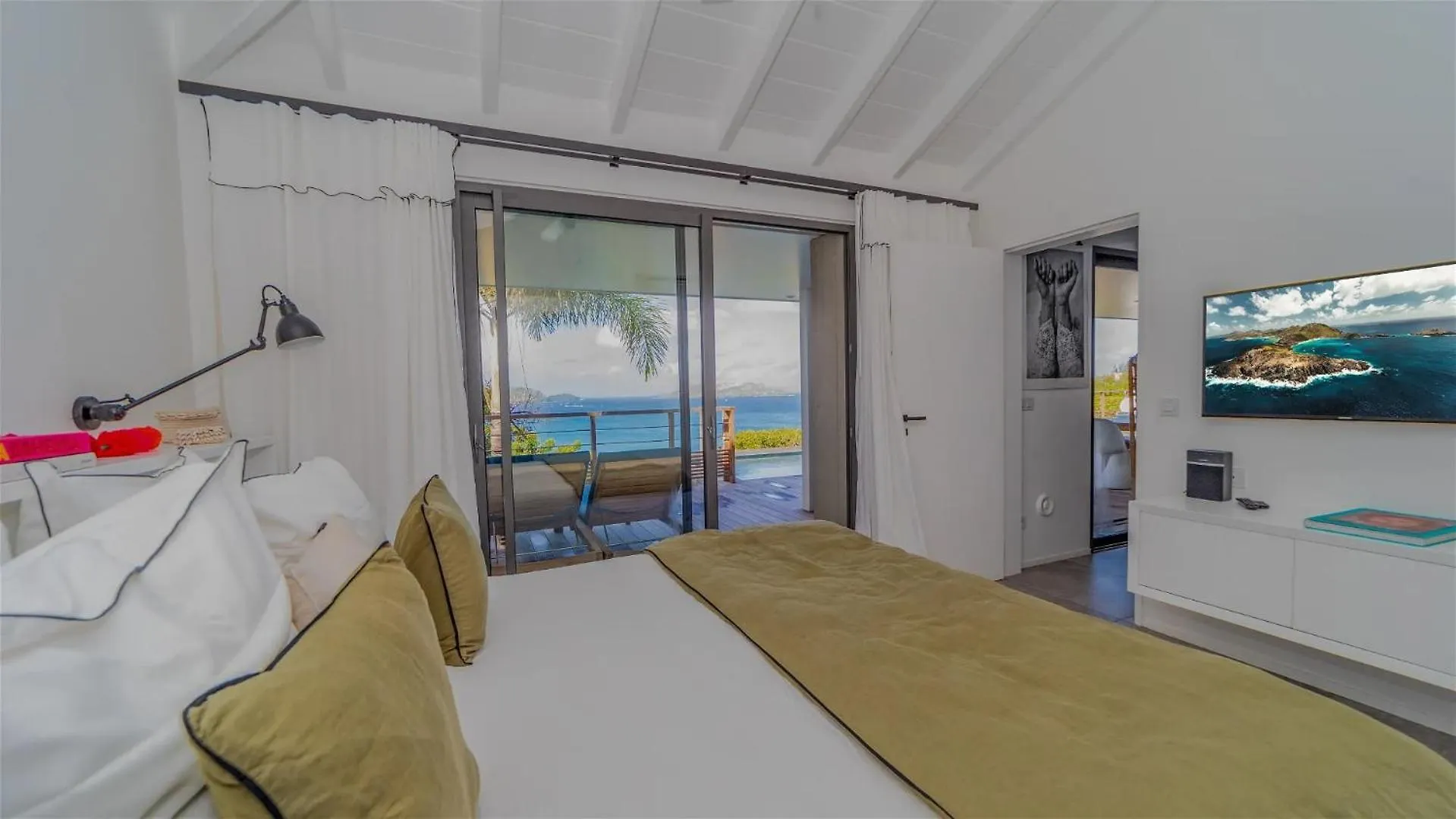 Four-Bedroom Sunset Villa with Infinity Pool Pointe Milou